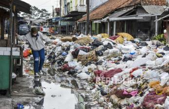 Tumpukan Sampah Menutup Akses Jalan di Pasar Cikurubuk