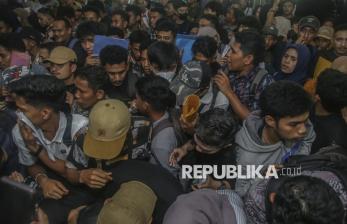 Rela Berdesakan di Bursa Kerja Demi Mencari Pekerjaan