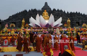 Umat Buddha Ikuti Kirab Waisak di Candi Borobudur