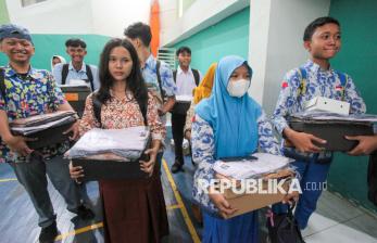 In Picture: Pelajar Kurang Mampu di Surabaya Terima Bantuan Uang dan Perlengkapan Sekolah