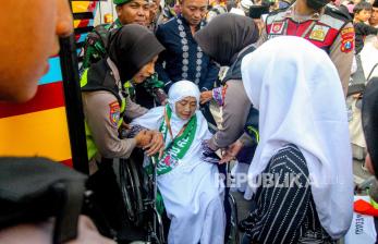In Picture: Ribuan Calhaj Asal Bojonegoro Diberangkatkan ke Embarkasi Surabaya