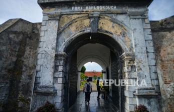 Wisatawan mengunjungi benteng Marlborough, tempat wisata paling terkenal di Kota Bengkulu, Provinsi Bengkulu, Sabtu (27/5/2023).  