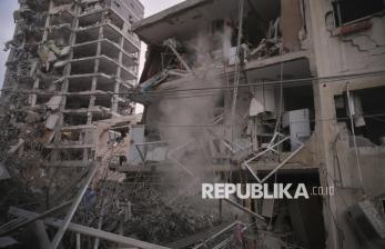 Penampakan kondisi bangunan yang hancur setelah terkena serangan rudal Iran di Tel Aviv, Israel, Ahad (15/6/2025). Channel 13 Israel melaporkan, serangan Iran menyebabkan kehancuran yang belum pernah terjadi sebelumnya di wilayah Tel Aviv, dengan puluhan bangunan rusak akibat rudal Iran atau pecahan peluru kendali.