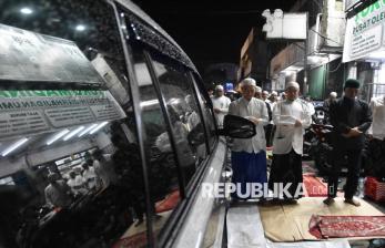 Tradisi Malam Selikuran di Bogor, Ribuan Jamaah Gelar Tarawih Berjamaah