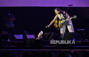 In Picture: Momen Laufey Terima Boneka Oleh Penonton