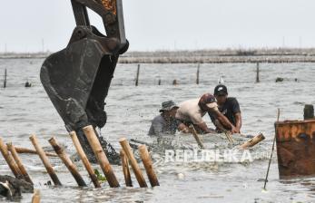 In Picture: Alat Berat Diterjunkan untuk Bongkar Pagar Laut di Pesisir Tarumajaya 