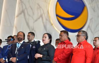 Ketua DPP PDIP Puan Maharani dan Ketua Umum Partai Nasdem Surya Paloh memberikan keterangan usai pertemuan di Kantor DPP Nasdem, Jakarta,  Senin (22/8/2022). Pertemuan tersebut dalam rangka silahturahmi sekaligus safari politik yang merupakan salah satu dari amanat Rakernas PDIP dengan menugaskan Puan Maharani untuk membuka komunikasi dengan partai lain menjelang Pemilu 2024. Prayogi/Republika