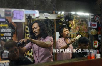 Hampir Dua Dekade, Pangkas Rambut di Bogor Ini Bertahan dengan Tarif Rp5.000