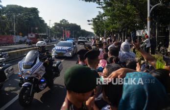 In Picture: Antusiasme Warga Melihat Iring-Iringan Kendaraan Paus Fransiskus di Kedubes Vatikan