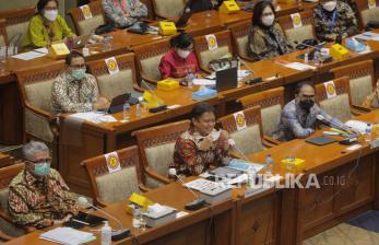 Menteri Kesehatan Budi Gunadi Sadikin (tengah bawah) didampingi Direktur Utama PT Bio Farma (Persero) Honesti Basyir (kanan bawah) menghadiri rapat kerja dengan Komisi IX DPR di Kompleks Parlemen Senayan, Jakarta, Selasa (12/1/2021). Rapat tersebut membahas persiapan jelang pelaksanaan vaksinasi COVID-19.  
