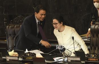 Ketua DPR Puan Maharani (kanan) 