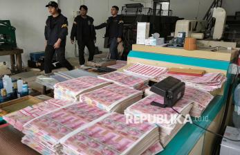 Percetakan Uang Palsu Digerebek Polisi, 360 Ribu Lembar Uang Palsu Senilai Rp36 Miliar Disita
