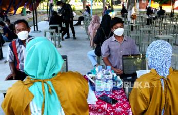 Warga mengikuti screening sebelum vaksinasi Covid-19 di Pasar Seni Gabusan, Bantul, Yogyakarta, Rabu (8/9). Saat ini penerima vaksinasi Covid-19 dosis pertama di Yogyakarta telah mencapai 1.793.194 orang atau 62,27 persen dari target sasaran. Sementara, cakupan vaksinasi dosis kedua telah menjangkau 788.338 orang atau 27,38 persen.