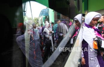 Gelombang Kedua Jamaah Calon Haji Tiba di Asrama Haji Embarkasi Surabaya