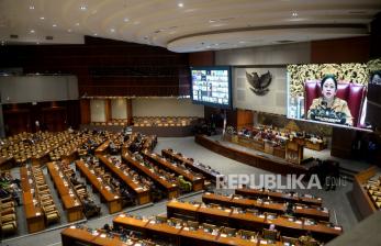 Ketua DPR Puan Maharani saat memimpin rapat paripurna di Kompleks Parlemen, Senayan, Jakarta, Senin (8/11). Rapat paripurna tersebut menyetujui Jenderal TNI Andika Perkasa menjadi Panglima TNI menggantikan Marsekal Hadi Tjahjanto.Prayogi/Republika