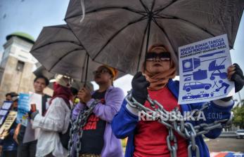 In Picture: Pekerja Rumah Tangga Gelar Aksi di Depan Gedung DPR