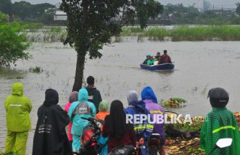 In Picture: Sudah Sepekan Akses Jalan Desa Setrokalangan Kudus Terendam Banjir