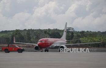 Momen Pesawat Kepresidenan Indonesia-1 Mendarat Pertama Kali di Bandara Nusantara IKN