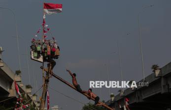 In Picture: Keseruan Lomba Panjat Pinang HUT RI di Kalimalang