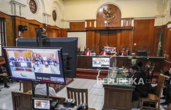  Pandangan umum saat sidang pembacaan vonis terdakwa kasus penyerbuan stadion Kanjuruhan, polisi Hasdarmawan, di dalam ruang sidang Pengadilan Negeri Surabaya di Surabaya, Kamis (16/3/2023). Pengadilan memvonis Hasdarmawan satu setengah tahun penjara atas perannya dalam pertandingan sepak bola antara Arema dan Persebaya Oktober 2022 yang berakhir ricuh dengan tewasnya 135 suporter.