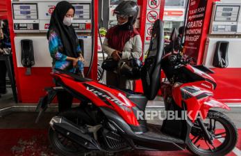 Petugas Stasiun Pengisian Bahan Bakar Umum (SPBU) saat mengisi Bahan Bakar Minyak (BBM) nonsubsidi di Jakarta, Senin (2/10/2023). 