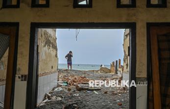 Gelombang Tinggi Terjang Permukiman Nelayan di Mataram