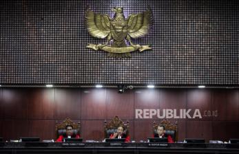 Sidang PHPU Pileg, Hakim MK Arief Hidayat Pertanyakan Keabsahan Tanda Tangan Surya Paloh