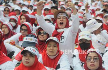 Sejumlah tenaga kesehatan saat melaksanakan aksi di kawasan Patung Kuda Arjuna Wiwaha, Jakarta, Senin (8/5/2023). Aksi damai yang dilaksanakan oleh gabungan organisasi profesi kesehatan itu menolak RUU Omnibus Law Kesehatan yang dinilai berpotensi memecah belah profesi kesehatan, melemahkan perlindungan dan kepastian hukum tenaga kesehatan. Selain itu mereka juga menuntut pemerintah untuk memperhatikan sejumlah fasilitas kesehatan di daerah pelosok yang belum memadai.