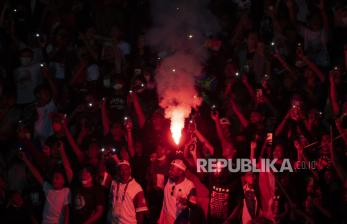 Sejumlah warga menyaksikan pertandingan antara tim sepak bola Papua dengan tim sepak bola Aceh pada final Sepak Bola Putra PON Papua di Stadion Mandala, Kota Jayapura, Papua, Kamis (14/10/2021). Tim sepak bola putra Papua menang atas tim sepak bola putra Aceh dengan skor 2-0. 