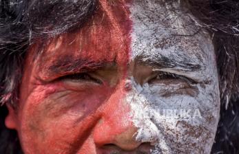 Warga memakai riasan bertema merah putih saat mengikuti pawai semarak HUT Kemerdekaan RI di Lapangan Sepakbola Rancamanyar, Rancaekek, Kabupaten Bandung, Rabu (17/8/2022). Pawai yang diikuti ratusan peserta dari berbagai elemen masyarakat tersebut menampilkan parade kostum dan budaya untuk memperingati serta menyemarakan HUT Ke-77 Kemerdekaan Republik Indonesia. 