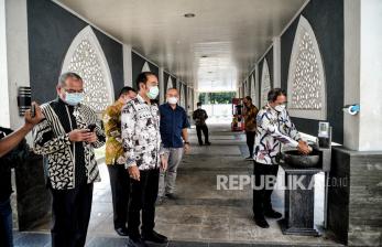 Kemenag Upayakan PPIU Bisa Bergerak Lagi. Foto: Pelaksana Tugas Dirjen Penyelenggara Haji dan Umrah (Plt PHU) H Khoirizi (kiri) bersama jajaran Kementerian Agama lainnya saat meninjau ruang karantina jamaah peserta haji di Asrama Haji Pondok Gede, Jakarta Timur, Kamis (3/6). Peninjauan tersebut guna melihat kesiapan Asrama Haji Pondok Gede jika sewaktu-waktu pemerintah Arab Saudi mengizinkan jamaah Indonesia melaksanakan ibadah haji. Republika/Thoudy Badai