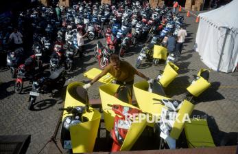 Ribuan Motor Pemudik Diberangkatkan ke Semarang dan Yogyakarta dengan Truk