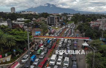 Libur Panjang Isra Miraj, Antrean Kendaraan Mengular di Jalur Puncak Bogor