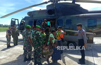 Anggota TNI-Polri yang tergabung dalam Satgas Operasi Damai Cartenz mengevakuasi sejumlah warga Kampung Alama Nduga, Nduga, Papua Pegunungan, dengan menggunakan helikopter saat tiba di Bandara Timika, Papua Tengah, Papua, Senin (20/02/2023). Sedikitnya 18 warga dievakuasi dan diungsikan ke Mimika imbas dari ancaman Kelompok Kriminal Bersenjata (KBB) pimpinan Egianus Kogoya di wilayah Nduga. 