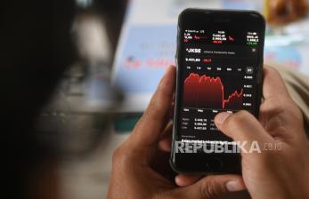 Investor memantau perdagangan saham melalui gawainya (ilustrasi).