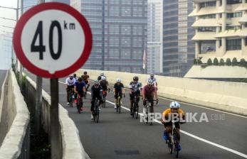 Sejumlah pesepeda melintasi Jalan Layang Non Tol (JLNT) Tanah Abang-Kampung Melayu di Jakarta, Ahad (23/5). Pemerintah Provinsi (Pemprov) DKI Jakarta melaksanakan uji coba road bike JLNT Tanah Abang-Kampung Melayu yang digunakan sebagai lintasan sepeda sampai dengan putar balik arah barat di bawah flyover Dr Saharjo dari pukul 05.00 hingga 08.00 WIB. Republika/Putra M. Akbar