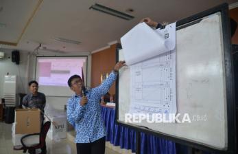 In Picture: Proses Rekapitulasi Penghitungan Suara Pilkada Jakarta di Tingkat Kecamatan