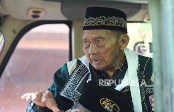 In Picture: Calon Jamaah Haji Tertua Tiba di Asrama Haji Surabaya, Siap Berangkat ke Tanah Suci
