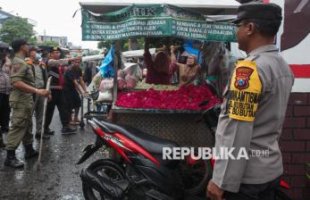 Pemkot Surabaya Lakukan Penertiban Pedagang di Jalur Trotoar