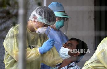 Staf medis melakukan tes swab Covid19 kepada pekerja dari Asia Selatan di asrama pekerja asing Westlite Mandai, Singapura, Rabu (29/4). 
