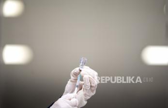 Vaksinator menyiapkan vaksin COVID-19 Sinovac.