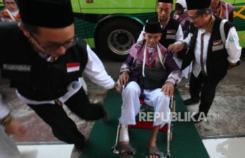 In Picture: Kedatangan Jamaah calon Haji di Asrama Haji Embarkasi Surabaya