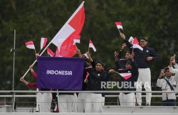 In Picture: Susuri Sungai Seine, Kontingen Indonesia Ikuti Defile Pembukaan Olimpiade Paris