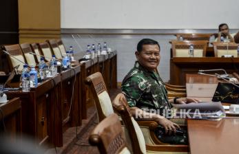 Kepala Staf TNI Angkatan Laut (KSAL) Laksamana Yudo Margono bersiap mengikuti uji kelayakan dan kepatutan calon Panglima TNI di Kompleks Parlemen, Senayan, Jakarta, Jumat (2/12/2022). KSAL Yudo Margono menjadi calon tunggal panglima TNI menggantikan Jenderal Andika Perkasa yang akan memasuki masa pensiun pada 21 Desember 2022. Pada kesempatan tersebut, Yudo memaparkan empat program prioritas mewujudkan visi TNI yang patriot. Republika/Putra M. Akbar