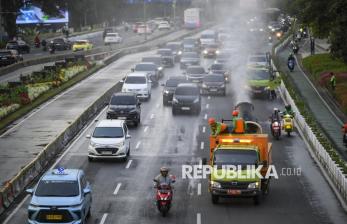 Antisipasi Dampak Abu Anak Krakatau, Kabut Air Disemprotkan di Jalanan Jakarta