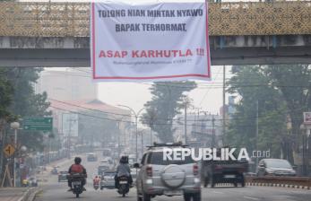 Kabut Asap Makin Pekat, Spanduk Protes Karhutla Terpasang di Jalan Sudirman Palembang