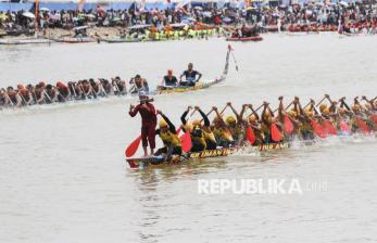 Ratusan Peserta Adu Cepat di Festival Pacu Jalur 2025