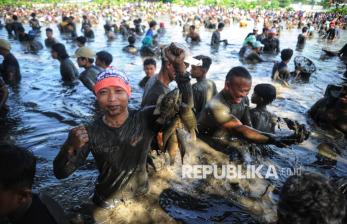 In Picture: Keseruan Ngubek Empang, Tradisi Menangkap Ikan Ala Betawi Depok