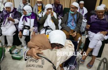 In Picture: Pelukan Hangat Petugas Sambut Kepulangan Jamaah Haji Maluku Utara ke Tanah Air