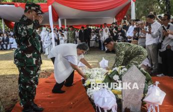 Suasana Haru Iringi Prosesi Pemakaman Rachmat Gobel di TMP Kalibata